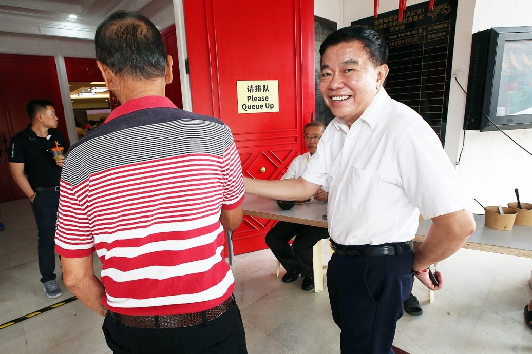 逾80%会员已完成第一轮投票 丁才荣呼呼支持者投反对票。