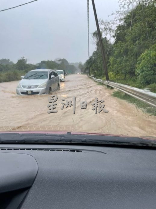 道路 沟渠提升无效，芙波旧路仍逢雨变“汪洋”