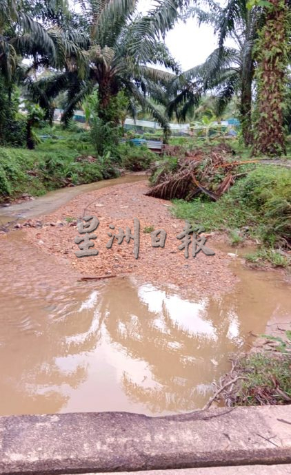 道路 沟渠提升无效，芙波旧路仍逢雨变“汪洋”