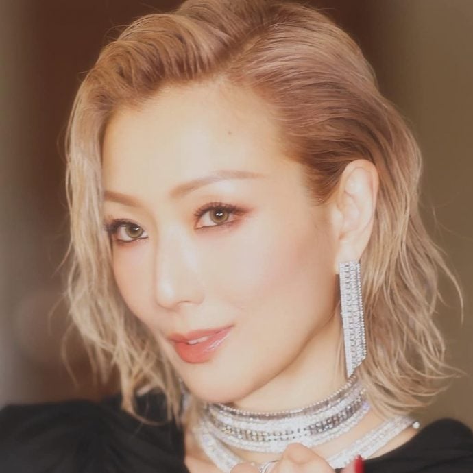 郑秀文自称“高龄产妇”震惊网 深夜笑认手滑兼老花