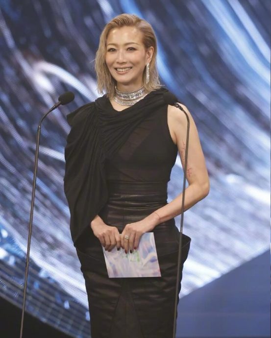 郑秀文自称“高龄产妇”震惊网 深夜笑认手滑兼老花