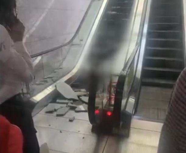 重庆地铁站落砖砸伤孕妇 大人仍在ICU  7个月大胎儿未保住