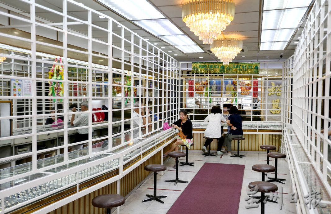 金价创新高 有人买金块保值 有人卖掉旧金饰