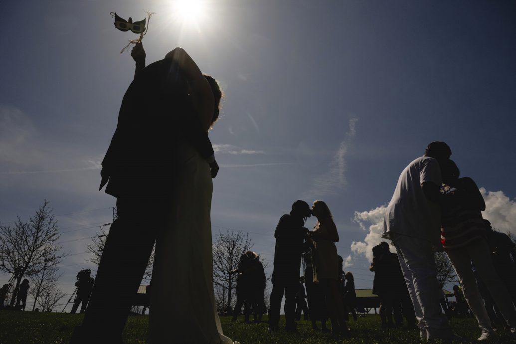 错过至少等20年 北美民众争睹日全食天文奇景