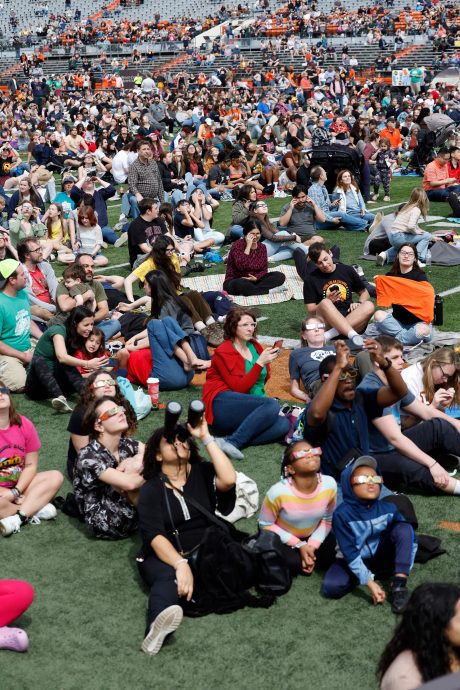 错过至少等20年 北美民众争睹日全食天文奇景