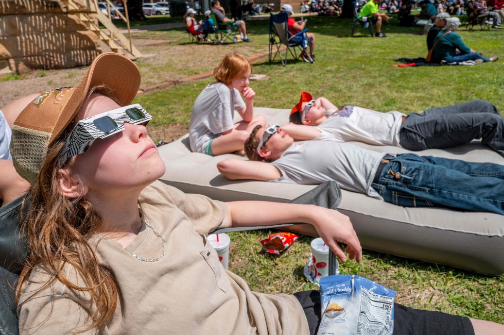 错过至少等20年 北美民众争睹日全食天文奇景