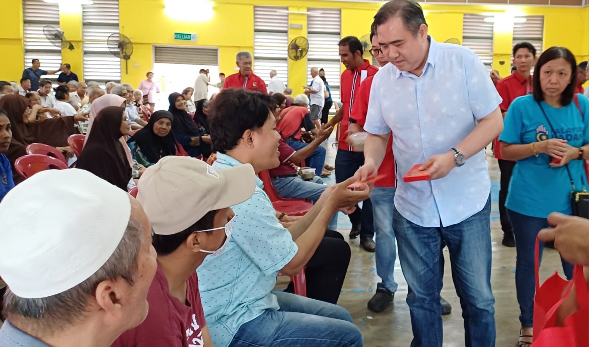 陆兆福到新邦榴梿颁发 120份敬老金15分钟派完