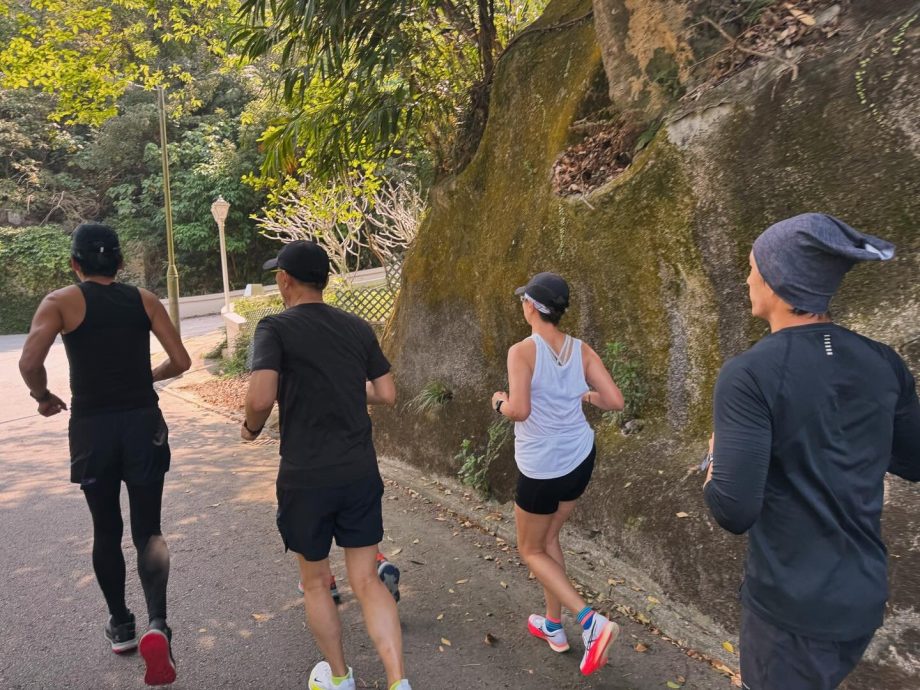 陈泽耀香港行山遇发哥 PO合照羡煞旁人