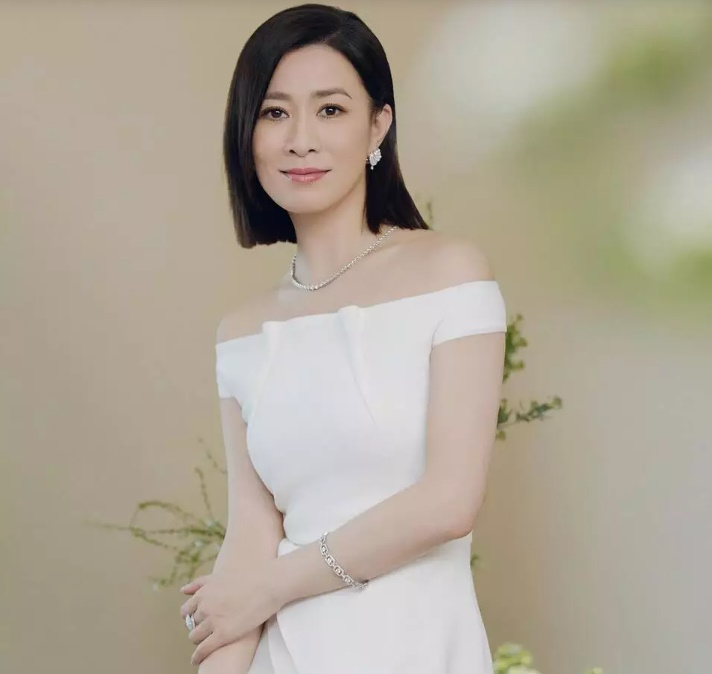 陈狄克设灵丨巨星送花牌 佘诗曼花牌署名揭亲戚关系