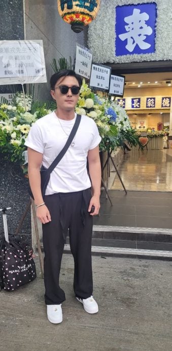 陈狄克设灵丨巨星送花牌 佘诗曼花牌署名揭亲戚关系