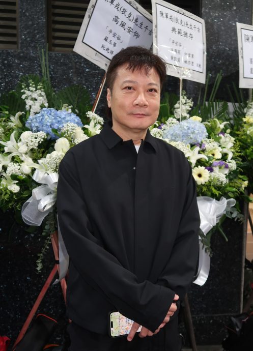 陈狄克设灵丨巨星送花牌 佘诗曼花牌署名揭亲戚关系