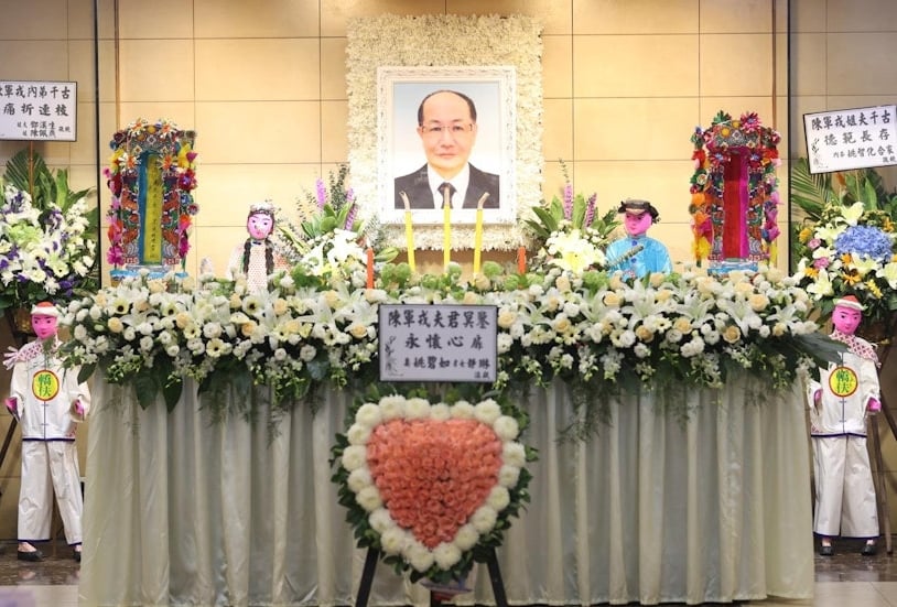 陈狄克设灵丨巨星送花牌 佘诗曼花牌署名揭亲戚关系