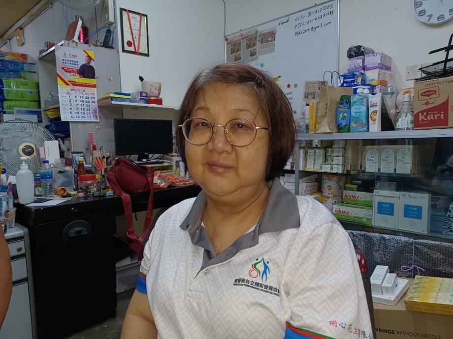 雪自立精彩发展协会二手物品店遭劫 60岁女店员盘骨裂