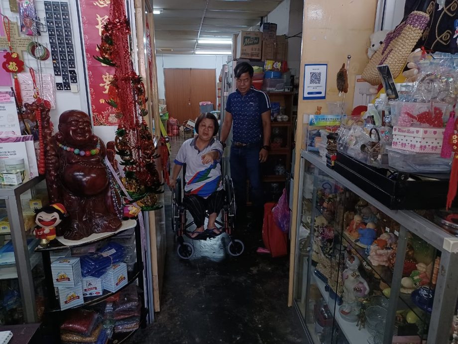 雪自立精彩发展协会二手物品店遭劫 60岁女店员盘骨裂