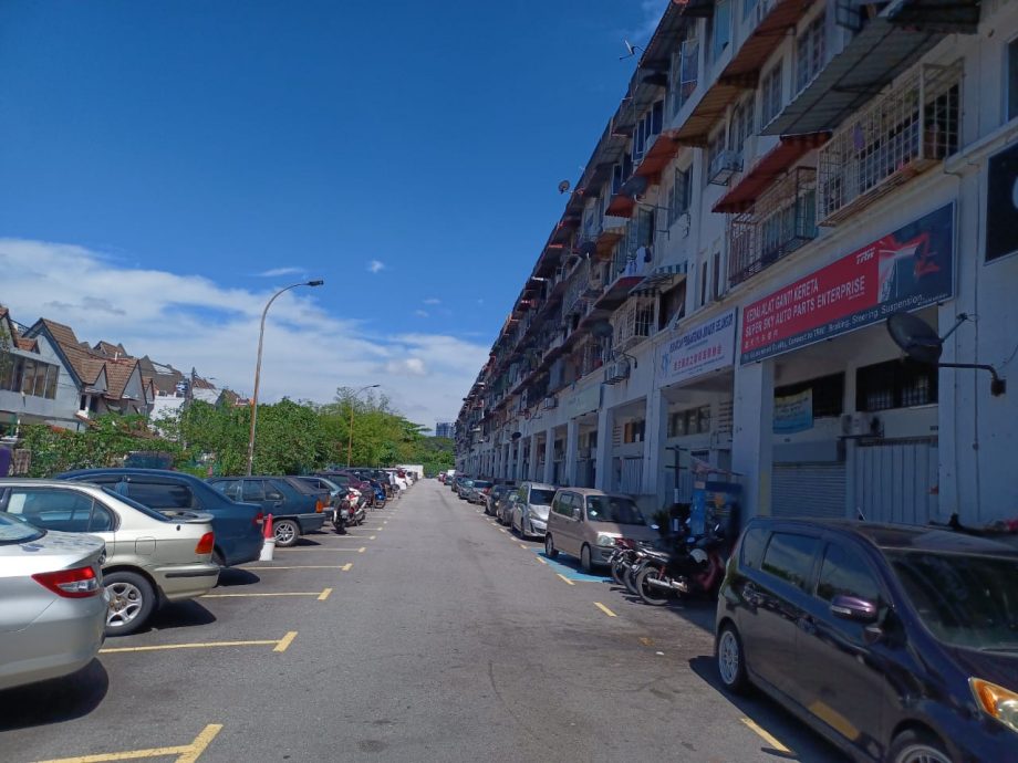 雪自立精彩发展协会二手物品店遭劫 60岁女店员盘骨裂