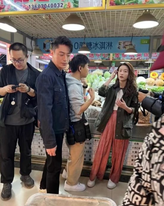 霍建华撇甩老婆林心如　菜市场紧贴“长发正妹”