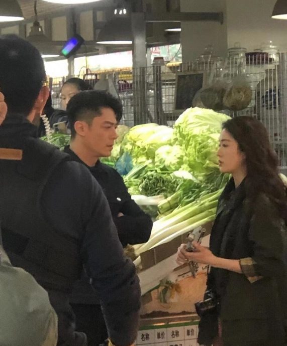 霍建华撇甩老婆林心如　菜市场紧贴“长发正妹”