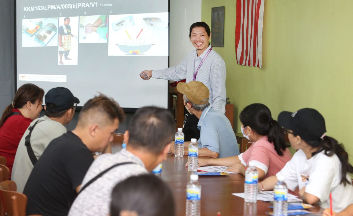 霹咖啡茶商公会今食品处理员培训课程及打伤寒疫苗反应佳 计划每月办一次