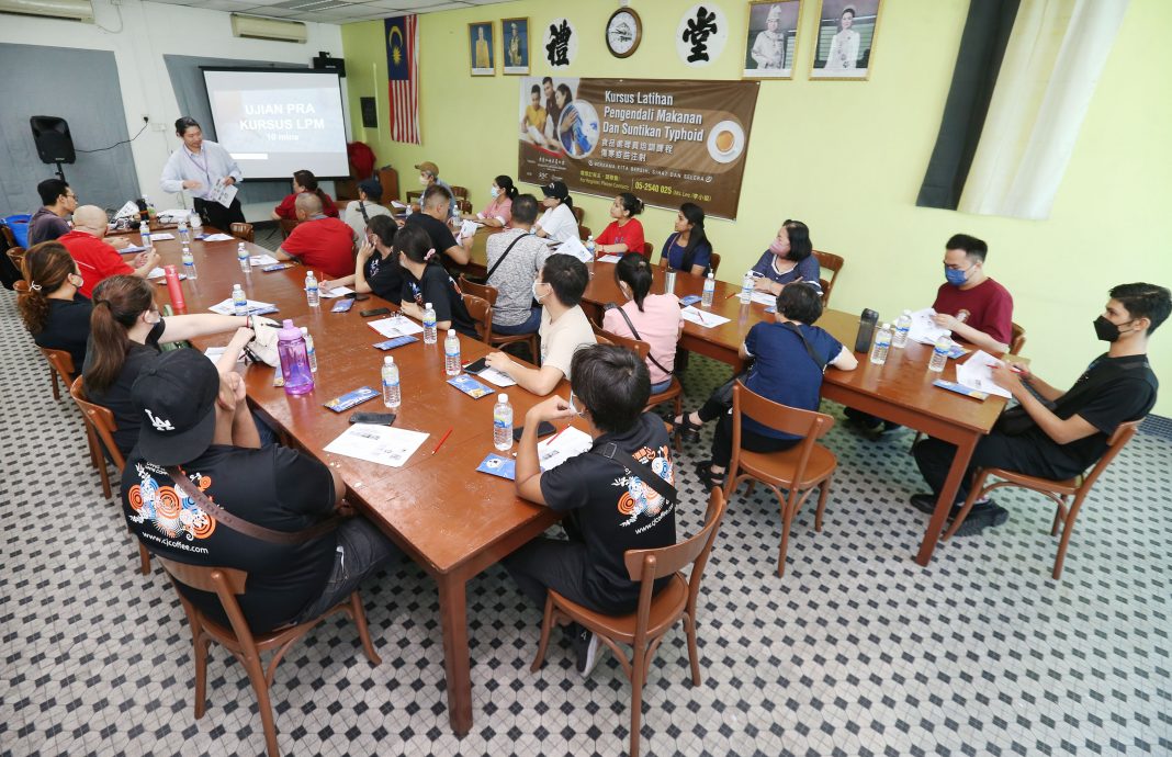 霹咖啡茶商公会今食品处理员培训课程及打伤寒疫苗反应佳 计划每月办一次