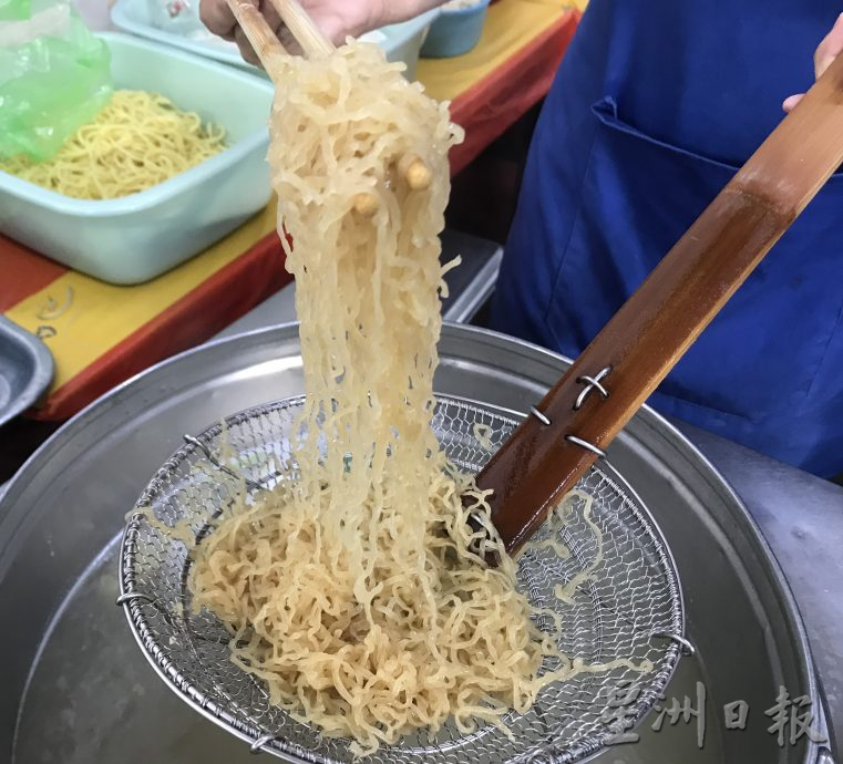 霹封底主文/人气美食-江沙进源咖哩 咖哩椰浆面散发虾米咸香