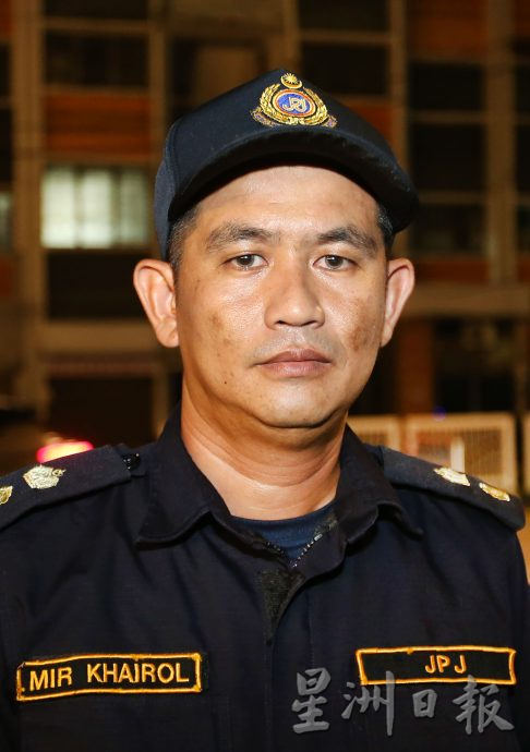 霹陆交局取缔违规车 无路税车险上路 捉!