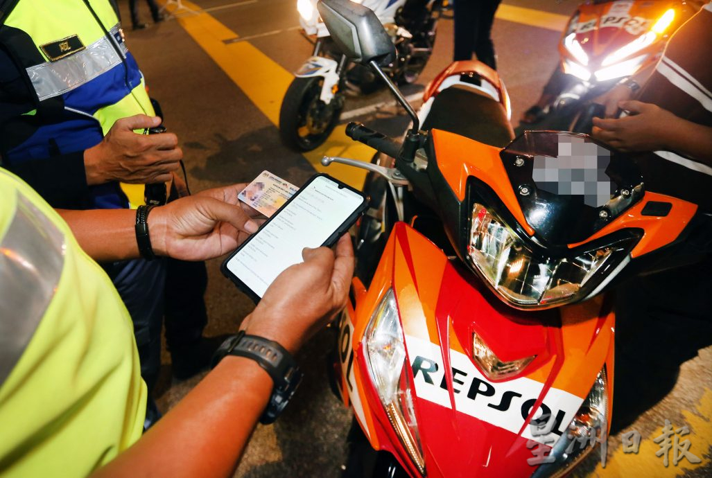 霹陆交局取缔违规车 无路税车险上路 捉!