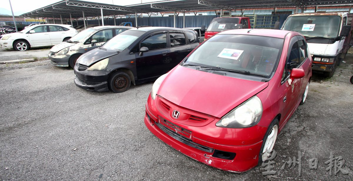 霹陆交局取缔违规车 无路税车险上路 捉!