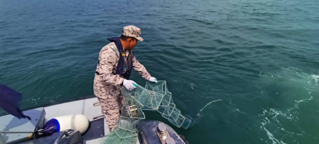 霹/起获57套蜈蚣网