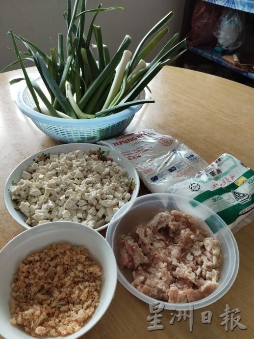 霹:17日见报/封底主文/它的诞生|河婆三宝之菜粄 看似简单炮制功夫多