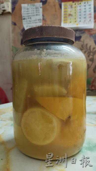 霹:4日见报/封底主文/乐活频道|果皮酵素功效多 家务清洁小帮手