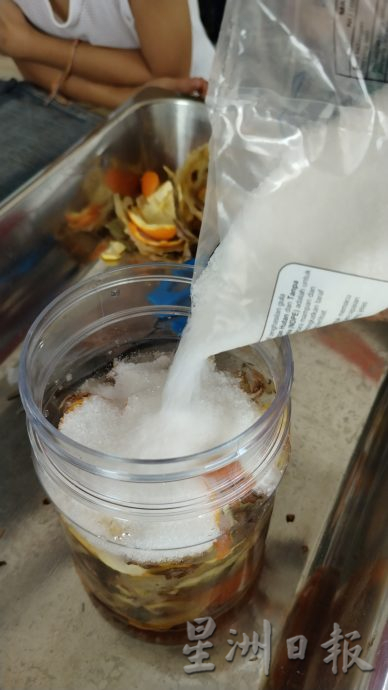 霹：4日见报／封底主文／乐活频道|果皮酵素功效多 家务清洁小帮手