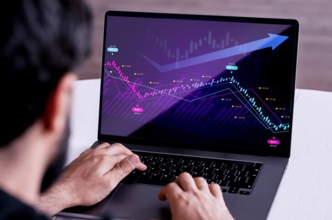 飞机师丈夫沉迷炒外汇欠巨额卡债 妻子需打4份工维持家庭生计 