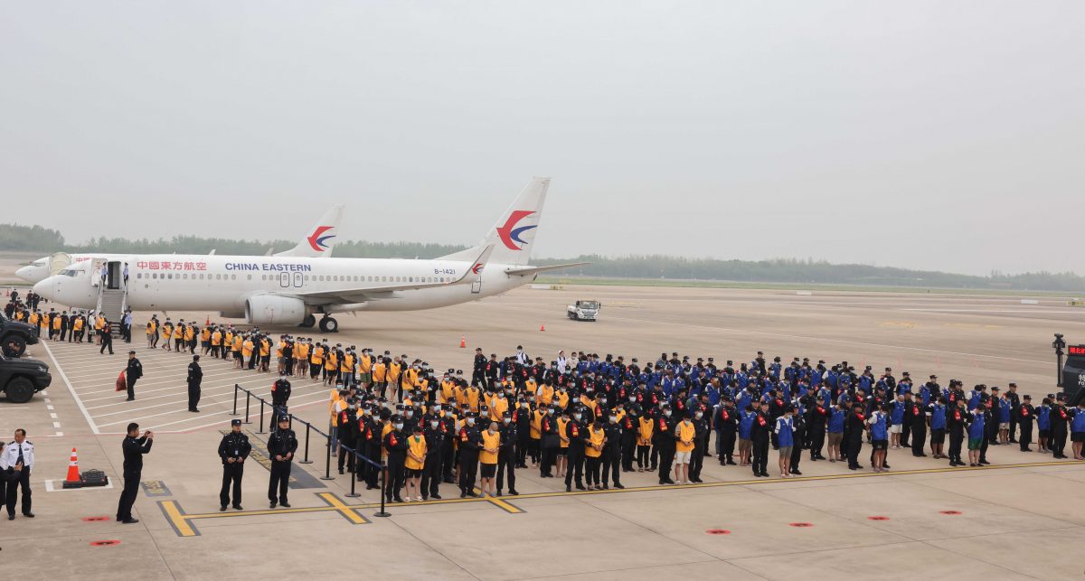 首批130名中国籍涉赌诈违法犯罪嫌疑人从柬埔寨被押解回国