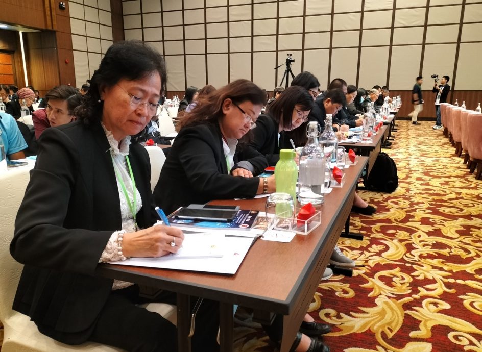 骆锦地：教导学生正确价值观 华中教育工作者须慎思