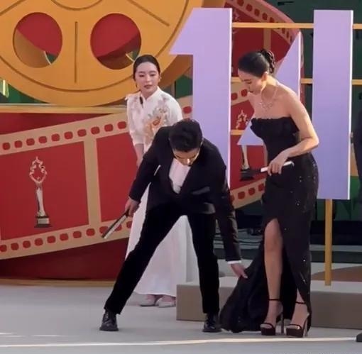 高圆圆裙摆太长险跌倒 胡歌弯腰帮整理表现圈粉