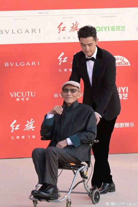 高圆圆裙摆太长险跌倒 胡歌弯腰帮整理表现圈粉