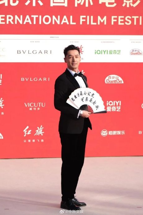 高圆圆裙摆太长险跌倒 胡歌弯腰帮整理表现圈粉