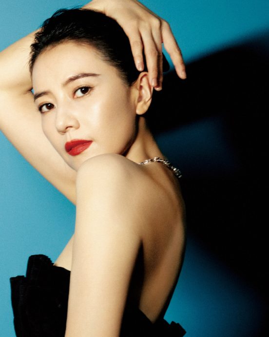 高圆圆裙摆太长险跌倒 胡歌弯腰帮整理表现圈粉