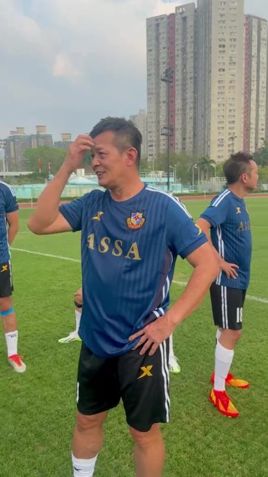 黄日华练球出意外 右脚受伤坐轮椅离场