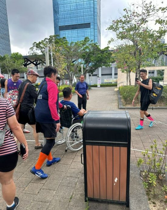 黄日华练球出意外 右脚受伤坐轮椅离场