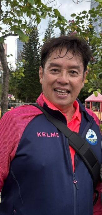 黄日华练球出意外 右脚受伤坐轮椅离场