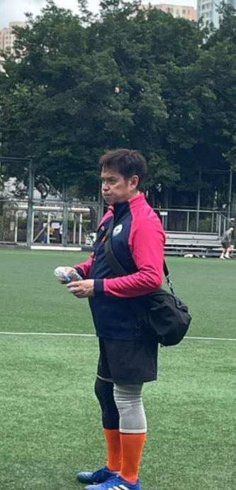 黄日华练球出意外 右脚受伤坐轮椅离场