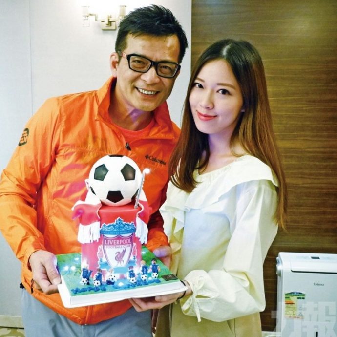 黄日华练球出意外 右脚受伤坐轮椅离场