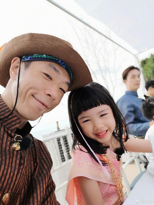 黄贯中含有曝光一家合照 11岁女儿被赞完美结合父母基因