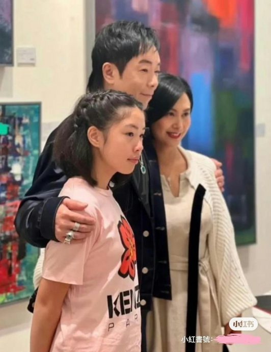 黄贯中含有曝光一家合照 11岁女儿被赞完美结合父母基因
