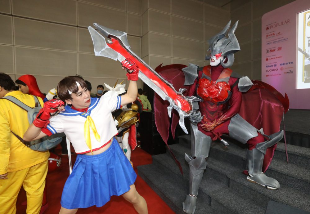 (书市画页)大都会:海外华文书市:动漫角色扮演赛