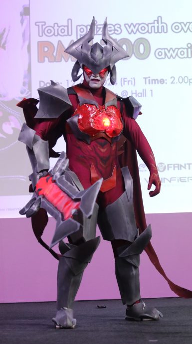 (书市画页)大都会:海外华文书市:动漫角色扮演赛