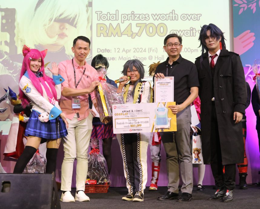 (书市画页)大都会:海外华文书市:动漫角色扮演赛