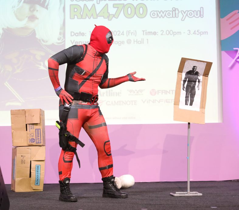 (书市画页)大都会:海外华文书市:动漫角色扮演赛