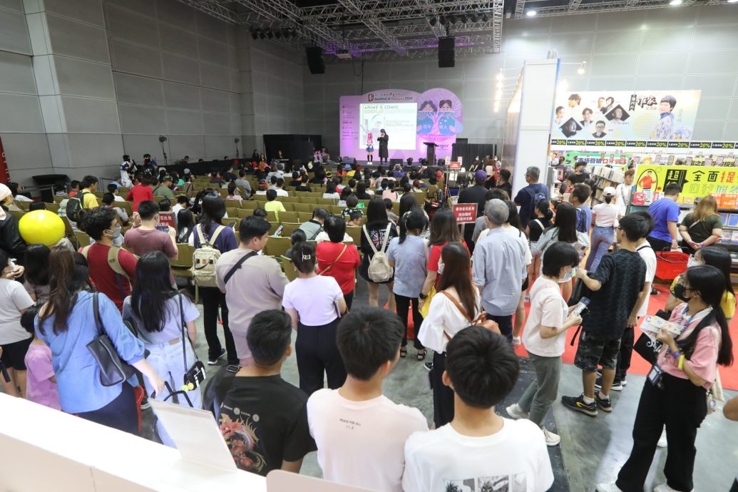 (书市画页)大都会:海外华文书市:动漫角色扮演赛